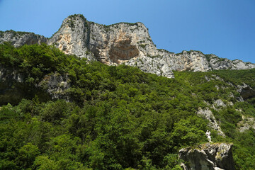 Panorama estivo della gola delle grotte di Frasassi, Ancona, Marche,Italia