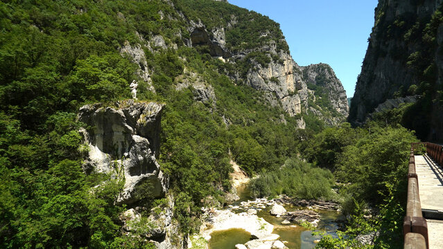Panorama estivo della gola delle grotte di Frasassi, Ancona, Marche,Italia