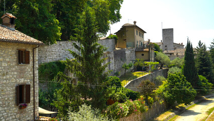 i vicoli i sottopassi e la struttura medievale perfettamente conservata del borgo di Gubbio, Umbria, Italia	