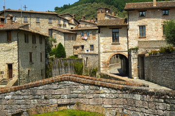 Obraz premium i vicoli i sottopassi e la struttura medievale perfettamente conservata del borgo di Gubbio, Umbria, Italia 