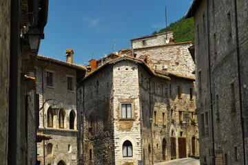 i vicoli i sottopassi e la struttura medievale perfettamente conservata del borgo di Gubbio, Umbria, Italia	