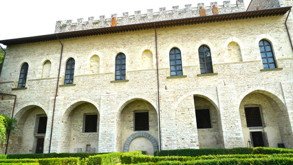 i vicoli i sottopassi e la struttura medievale perfettamente conservata del borgo di Gubbio, Umbria, Italia	