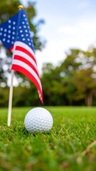 Obraz premium Golf ball and flag on green