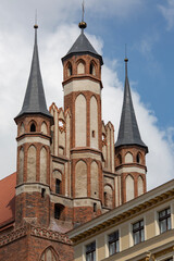 Fototapeta premium Red brick Gothic Church of the Blessed Virgin Mary with three distinctive spires, Torun, Poland