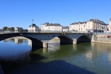 Obraz premium Pont sur la rivière la Mayenne, ville de Chateau Gontier sur Mayenne, département de la Mayenne, France