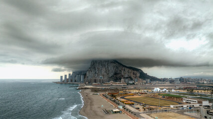 El peñón de Gibraltar con su famosa nube en forma de sombrero