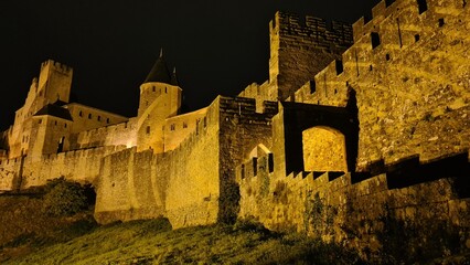 La porte de l'Aude de la cité de Carcassonne vue de nuit