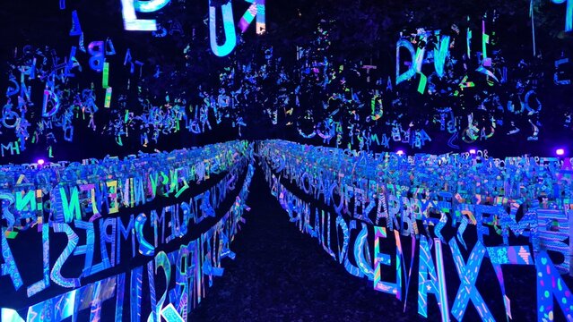 Les belles animations lumineuses du festival catalan de la Llu&egrave;rnia dans le parc Nou d'Olot (&eacute;dition 2023)