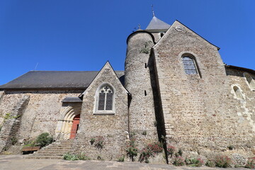 Fototapeta premium Eglise Saint Denis, église romane, village de Saint Denis d'Anjou, département de la Mayenne, France