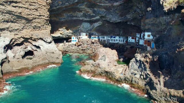 Die Piratenbucht auf La Palma als Sehensw&uuml;rdigkeit auf der Kanarischen Insel vom Meer gesehen