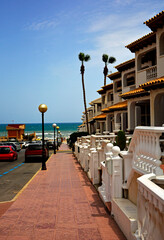 nadmorskie miasteczko w Hiszpani z domami i drogą na plażę, a seaside town in Spain with houses and a road to the beach © kateej