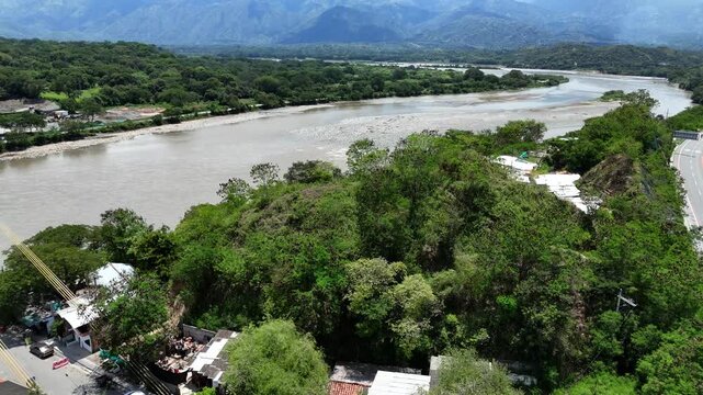 Video A&eacute;reo donde se observa el R&iacute;o Cauca en ytodo su esplendor, y el puente Paso Real o puente amarillo que comunicaba a Medell&iacute;n Con Santa Fe de Antioquia