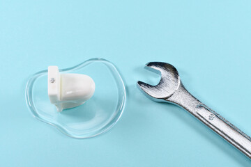 トイレのミニチュアと工具で修理のイメージ