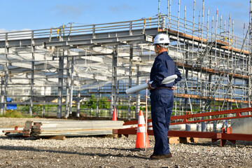 建築工事の点検を行う設計エンジニア