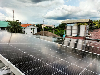 Installing solar panels on the roof to use as alternative energy for electricity. © บรรดิษฐ์ เกาะสิงห์