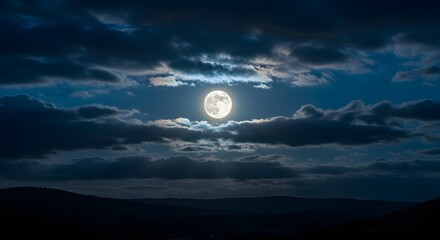 Obraz premium Full moon through clouds