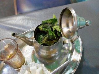 モロッコのエッサウィラのレストランのミントティーのミント（ティーポットの中のミント）