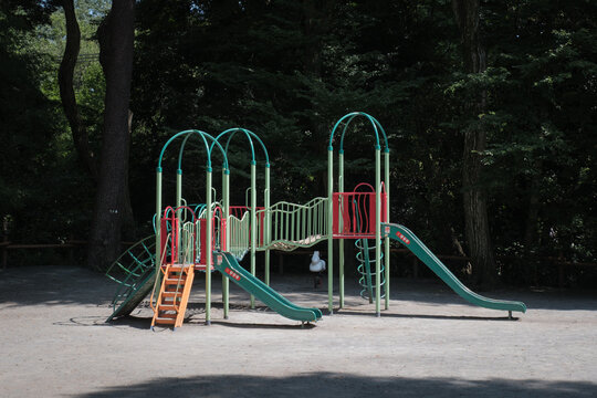 夏の日差しの下、静かに佇むカラフルな遊具
Colorful jungle gym and slide in a Tokyo park, photographed at midday with no people present
