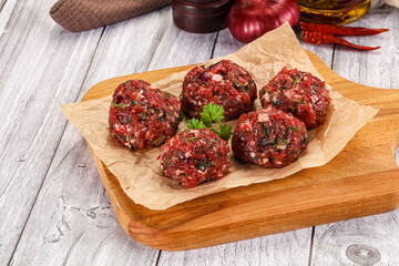 Raw beef meatballs for cooking