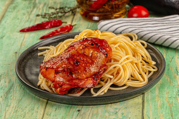Pasta spaghetti with chicken thighs