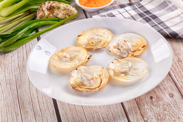 Grilled scallops with cream cheese