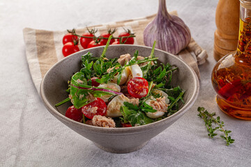 Green salad with canned tuna