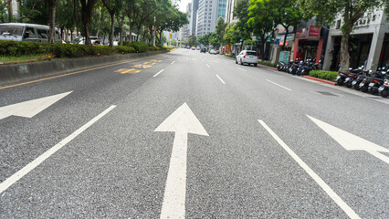 Obraz premium Empty City Street with Directional Arrows