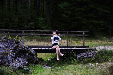 Madre e hija jugando en las montañas / Mother and daughter playing in the mountains / Mutter und...