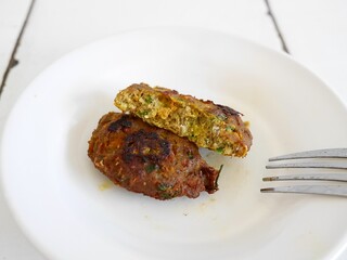 モロッコのエッサウィラのレストランのいわしボールの断面（いわし団子）