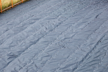 空地に敷かれた防草シート