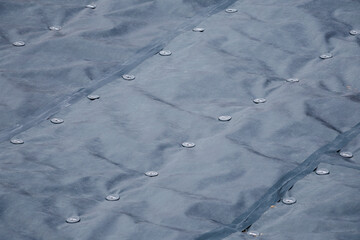 空地に敷かれた防草シート