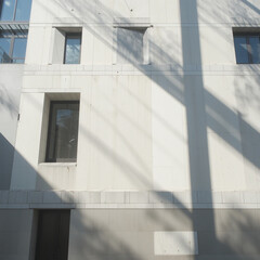 신축 오피스텔 벽면이 햇빛 받는 모습