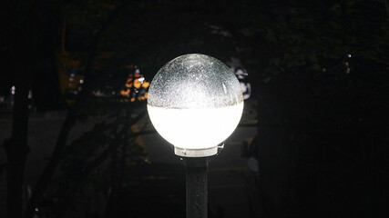 어두운 밤길을 밝히는 가로등 불빛