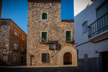 Vista panorámica del casco histórico de la ciudad española de Cáceres con vistas a los tejados de tejas marrones de edificios antiguos alrededor de la plaza principal en el soleado día de verano