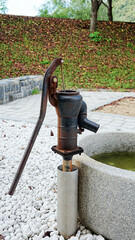 옛날 수동 물 펌프