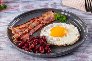 English breakfast with egg, bean and bacon