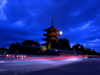 ライトアップで浮かび上がる京都・東寺の五重塔と車の光跡