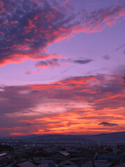 夏の終わりに西の空を赤く染める夕焼け