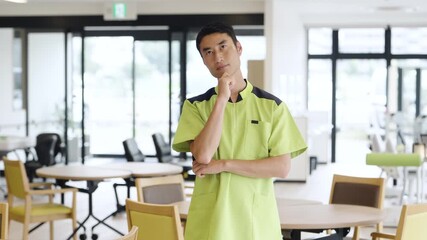 介護施設で悩むアジア人介護福祉士