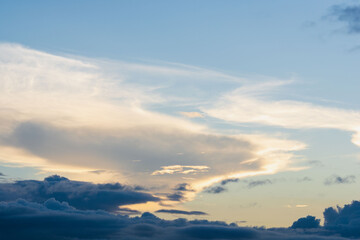 Obraz premium 秋の空 朝焼けに染まる空と雲01