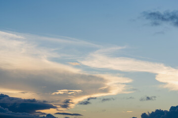 秋の空　朝焼けに染まる空と雲02