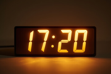 Digital Clock 17:20 – End of Workday with Warm Orange Glow