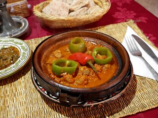 モロッコのエッサウィラのレストランのいわしボールのタジンとパン