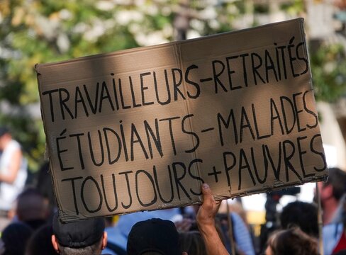 Pancarte de manifestation contre la pr&eacute;carit&eacute;