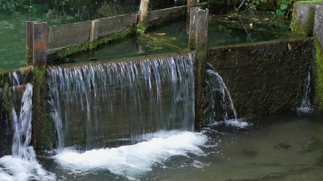 Kleine Wehranlage am Weihersbach in Pottenstein im oberfr&auml;nkischen Landkreis Bayreuth in der Fr&auml;nkischen Schweiz in Bayern.
