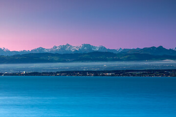 Morgendämmerung am Bodensee mit Blick auf die Schweizer Alpen