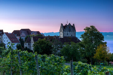 Blick über Meersburg am Bodensee im Morgenlicht 