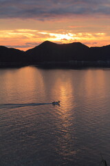 夕暮れの宇和海を航行する漁船