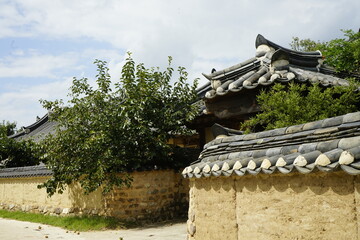 경상북도 안동 하회마을은 전통적인 한국 건물이 있는 아름다운 역사 마을입니다.