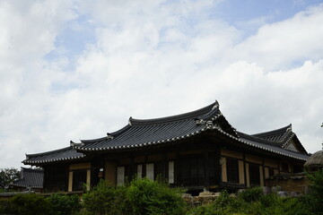 경상북도 안동 하회마을은 전통적인 한국 건물이 있는 아름다운 역사 마을입니다.